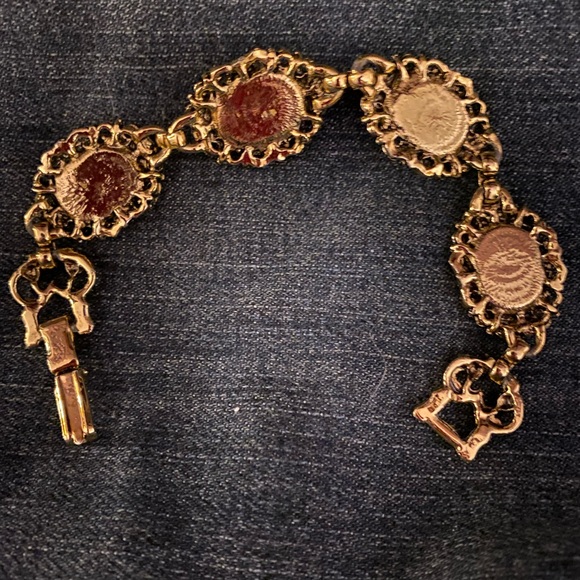 Beautiful Gold Tone Tiger Eye Bracelet - Picture 2 of 3